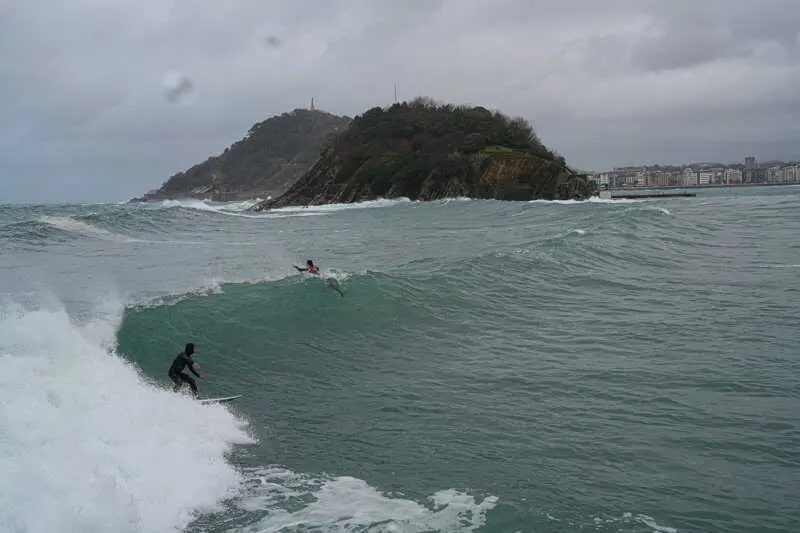 El calor, las olas y el viento ponen en aviso a 4 CCAA, con Cádiz en nivel naranja por rachas de más de 70 km/h