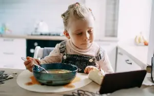 Ban screens at toddler mealtimes, says Government