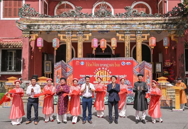 Calligraphers from across the country gathered in Hue to showcase 'The Soul of Vietnam through the Brushstrokes' - Photo 1.