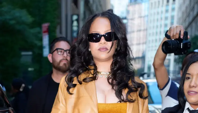 Rihanna al Tribeca Film Festival 2026, il look monocromatico pelle e suede è una lezione di stile