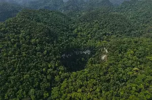 A giant sinkhole 120 meters deep has just been discovered in Vietnam.