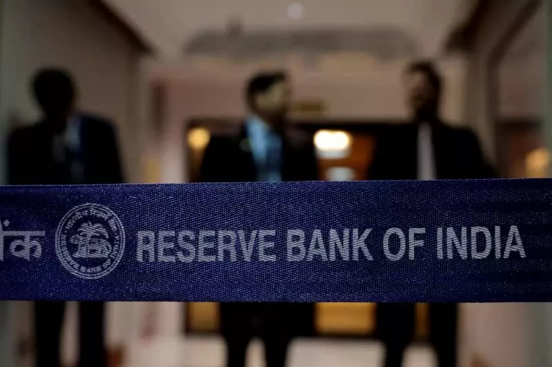 Ấn Độ siết giao dịch USD để cứu đồng Rupee