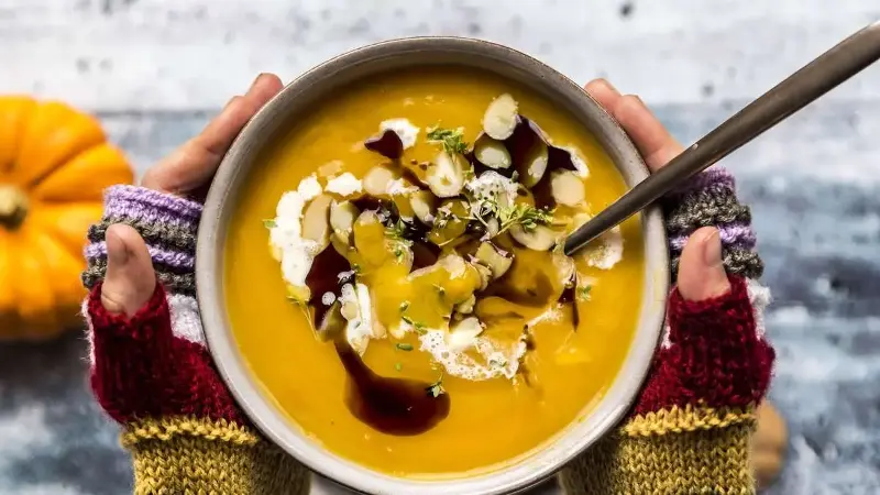 Diese cremige Kürbissuppe mit Kartoffeln und Möhren wärmt von innen