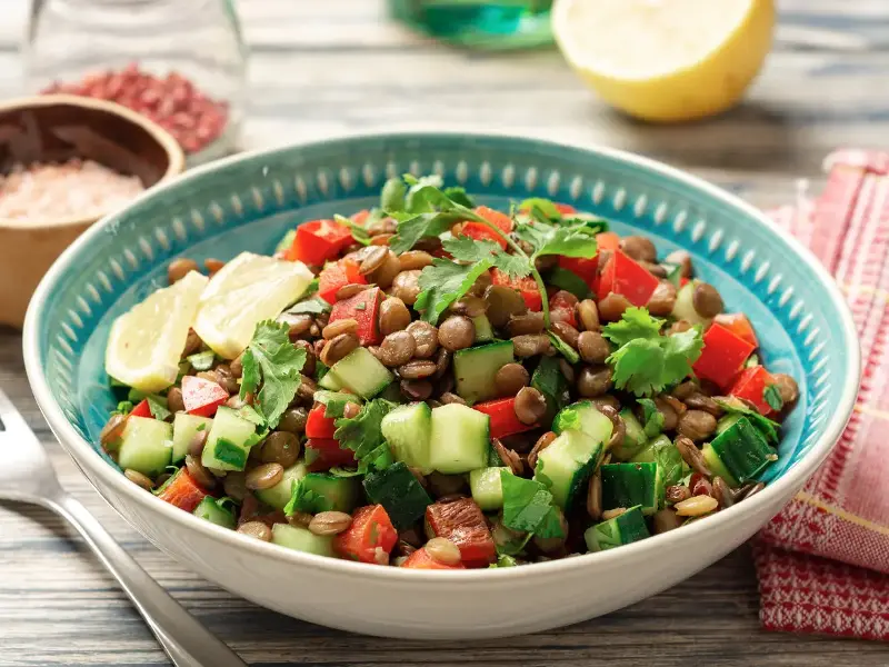 Leicht und frisch: Linsensalat mit Gurke und Paprika