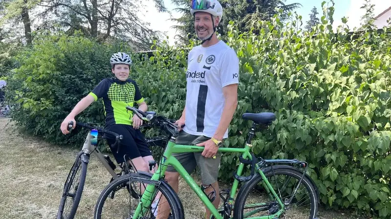 Vater und Sohn fahren 100 Kilometer nach Paris – für einen guten Zweck