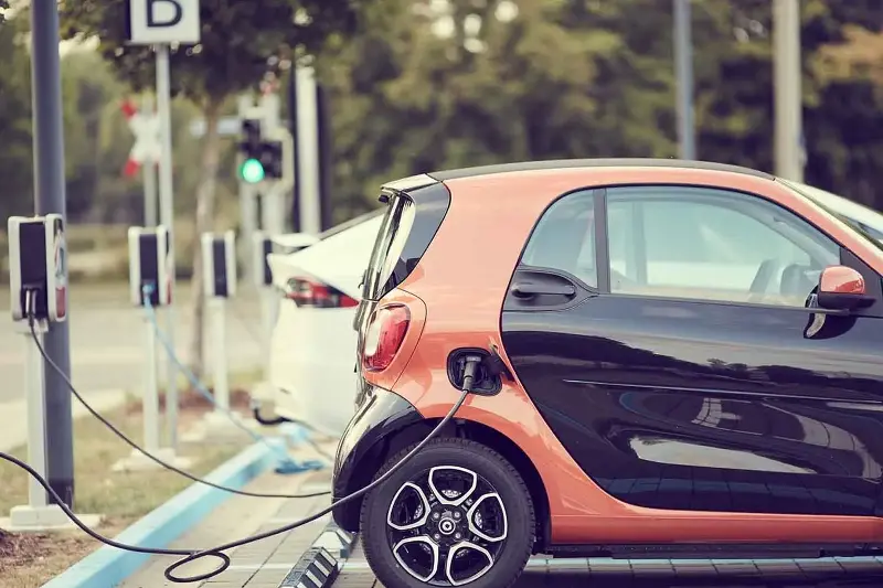 Le auto elettriche superano le benzina