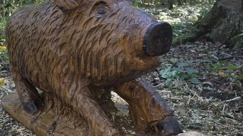 Diese Wildschwein-Skultptur wurde aus ihrer Verankerung gerissen und gestohlen.
