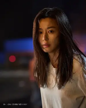 Jun Ji-hyun Becomes the Force Behind ‘Colony’ as Korean Zombie Thriller Dominates Box Offices