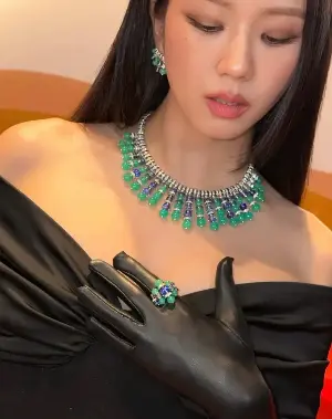Jisoo (BlackPink) stuns with jewelry set worth nearly 20 billion VND.