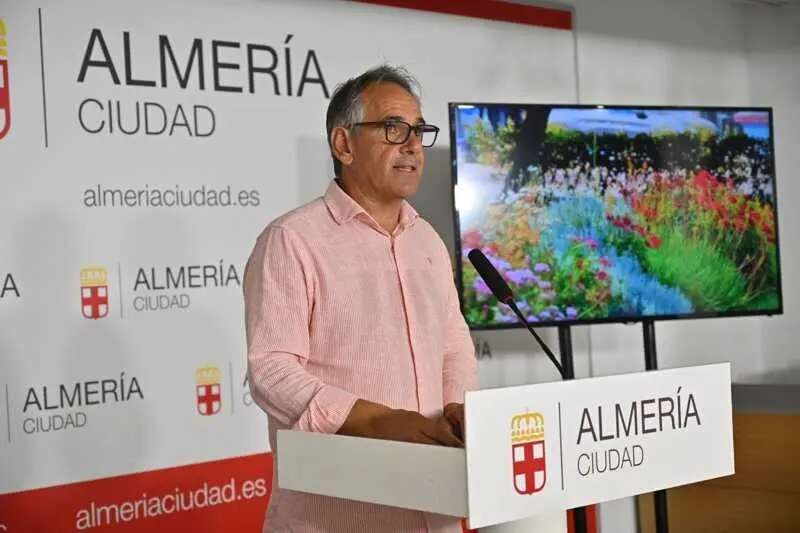 El nuevo contrato de zonas verdes en Almería arranca con 17 trabajadores más y casi el doble de equipos de poda