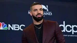 Drake posts fun pic with Jessie Reyez after baby momma Sophie Brussaux marries Muay Thai fighter; ‘living best life’