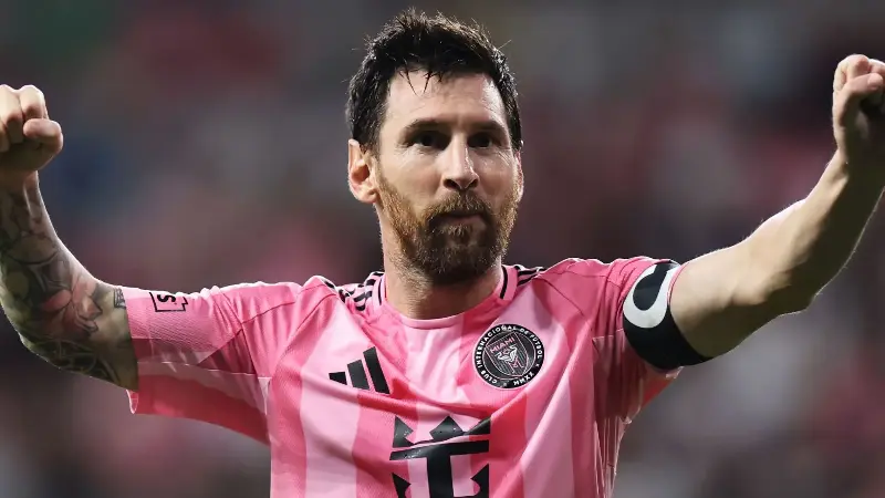 Oficial: Messi regresa al fútbol español