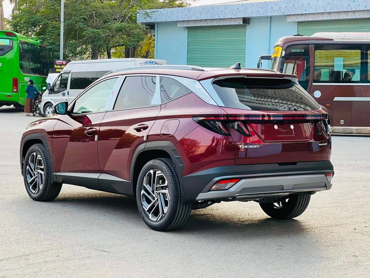 Car price news: Hyundai Tucson's price reduced by over 160 million VND, the top-of-the-line version even cheaper than the Toyota Corolla Cross - Image 3.