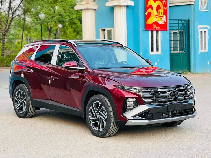 Car price news: Hyundai Tucson's price reduced by over 160 million VND, the top-of-the-line version even cheaper than the Toyota Corolla Cross - Image 2.