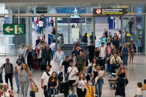 Los aeropuertos andaluces prevén 8.735 vuelos en la primera operación salida del verano, un 2,5% más que 2025