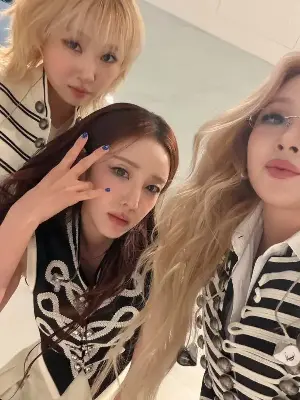 Sandara Park Says “I Love 2NE1” In New Group Photo, But Park Bom’s Absence Draws Attention