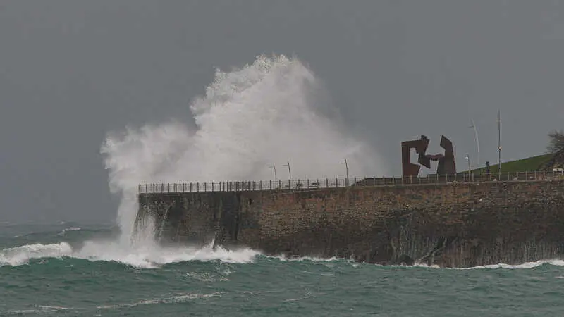 Las olas pondrán hoy en aviso al norte peninsular, con tiempo estable y mínimas en descenso en Península y Baleares