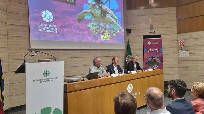 El rector destaca que las temáticas, el alumnado y la convivencia como ejes de los cursos de verano