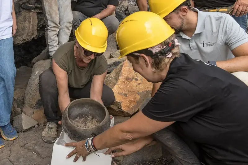 Equipo que trabajó en la recuperación de la pieza de cerámica.