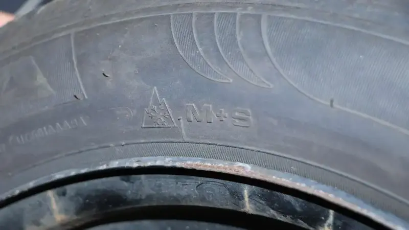 Alpin-Symbol: Ohne die Schneeflocke im Berg sind die Reifen nicht für den Straßenverkehr in der kalten Jahreszeit geeignet.