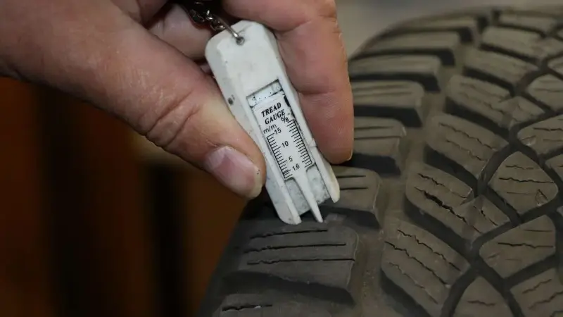 Profiltiefe prüfen: Unter vier Millimeter sind bedenklich bei den Winterreifen – bei Sommerreifen sind es nur 1,6 Millimeter.