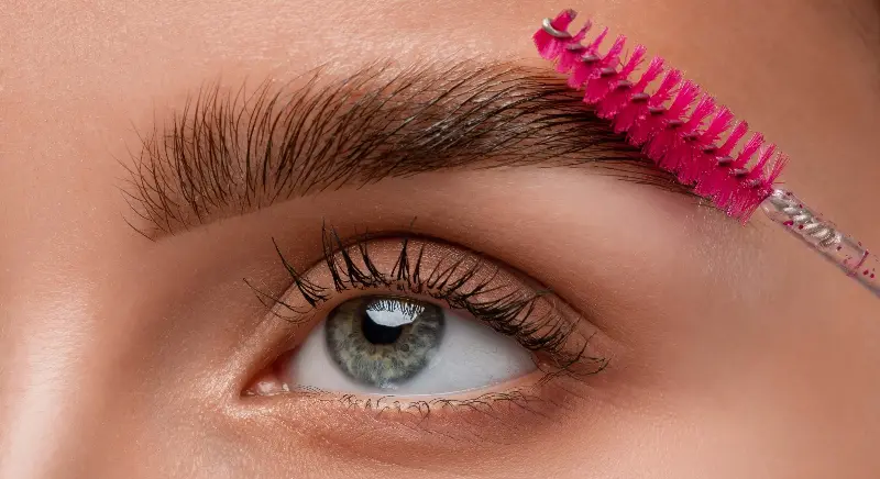 Si te gusta el efecto de cejas laminadas, este gel transparente de Benefit merece tu atención