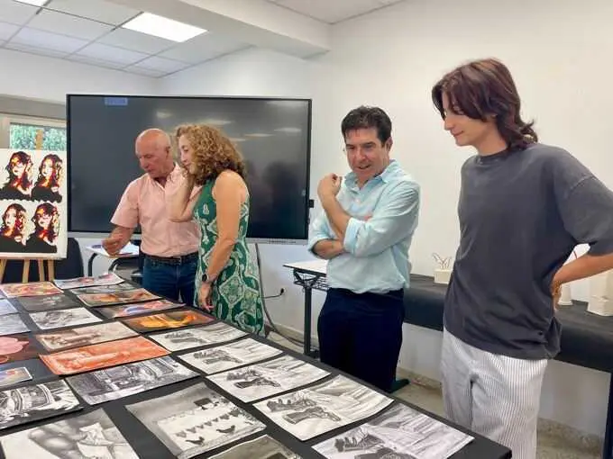 Alumnos de Arte de El Pinar presentan muestra 'Bosque Somos' creada junto al pintor malagueño Fernando De Rosa