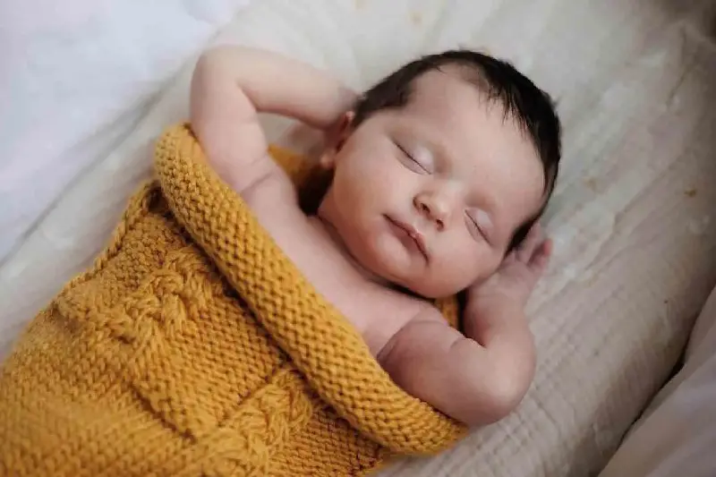 L’invenzione di una fisioterapista pediatrica che sta rivoluzionando il sonno dei neonati (e che puoi realizzare anche tu)