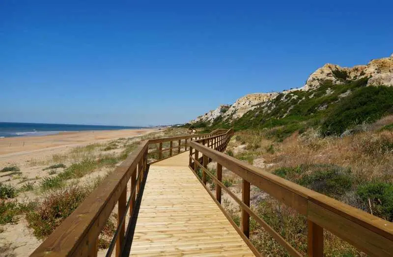Abierta al público la pasarela de madera entre el núcleo urbano de Mazagón y la playa del Parador