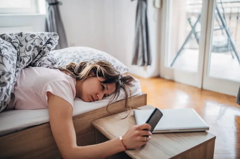 Gen Z kiệt quệ tài chính: Nằm lì trên giường để trốn tránh hay để đầu tư? - 1