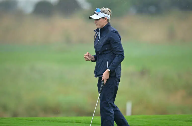 Casandra Alexander destroza el récord del K Club con un 63 y abre cuatro golpes de ventaja en Irlanda