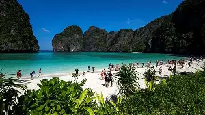 6 Tips on How to Dress Appropriately as Foreign Tourists in Indonesia