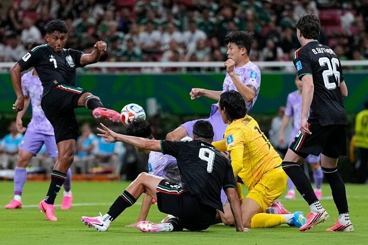 The situation where goalkeeper Kim Seung Gyu made a mistake leading to South Korea's goal conceded.
