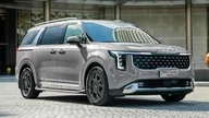 The KIA Carnival Hybrid now has a new version, priced nearly 200 million VND lower.