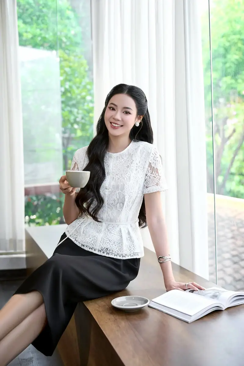 Áo và chân váy dài, cặp bài trùng làm nên phong cách thanh lịch hiện đại- Ảnh 1.