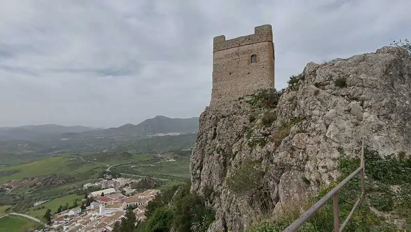 Rescatada una mujer tras sufrir una caída en la Garganta Verde en Zahara de la Sierra