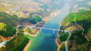 Which river is the longest in Southeast Asia, ranks 12th in the world, flows through 5 ASEAN countries, and sustains over 60 million people?