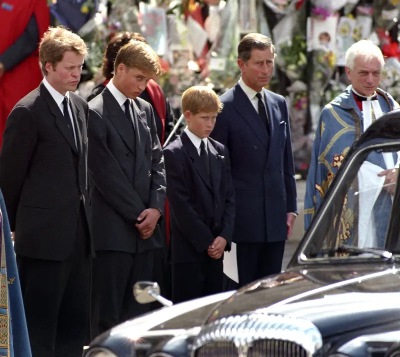 Earl Spencer, el príncipe William, Prince William, Prince Harry,  and King Charles during Diana’s funeral (PA)