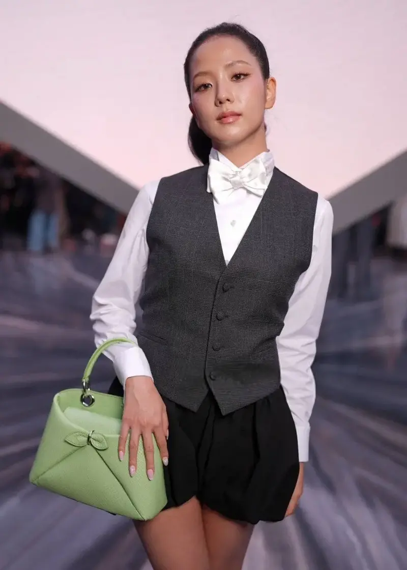 The 'unique' style of the 4 BLACKPINK girls at Paris Fashion Week - Photo 3. Phong cách 'không giống ai' của 4 cô nàng BLACKPINK tại Tuần lễ thời trang Paris - Ảnh 3.