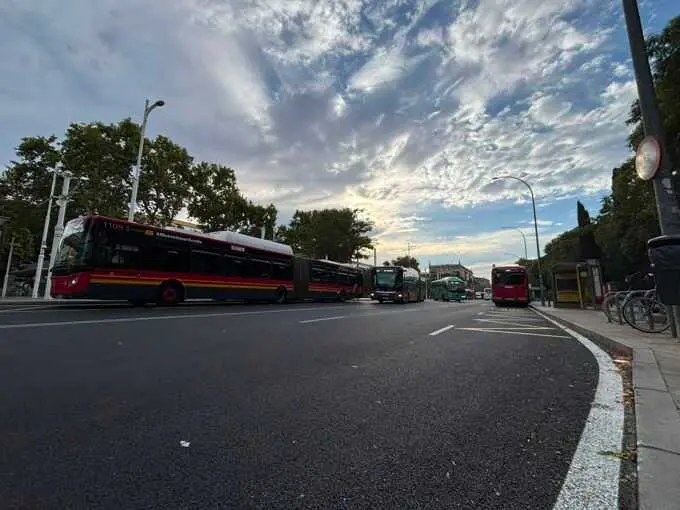 El Ayuntamiento reasfalta la avenida de Carlos V, tras aumentar la inversión a los 20 millones de euros anuales