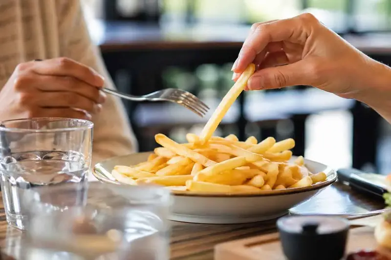 Il gusto proibito delle patatine: quelle prese dal piatto degli altri sembrano davvero più buone, la conferma in uno studio
