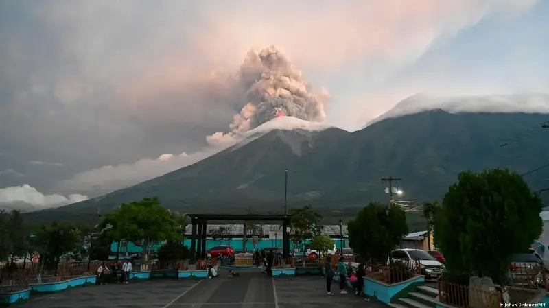 Evacúan aldeas en Guatemala por erupción de volcán de Fuego