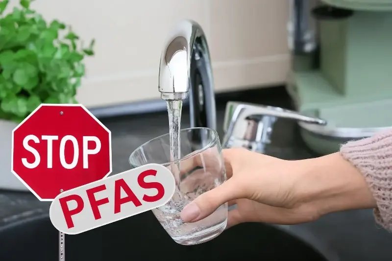 PFAS nell’acqua potabile: da oggi entrano in vigore nuovi limiti e controlli fino al rubinetto di casa, cosa cambia