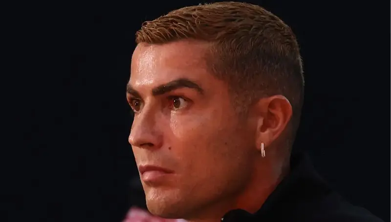 Cristiano Ronaldo diventa biondo, il nuovo look dopo il matrimonio