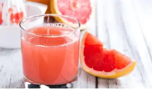 The benefits of grapefruit juice and 5 things to keep in mind when using it.