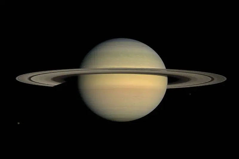 Il campo magnetico di Saturno è sbilanciato e qualcosa lo sta attirando