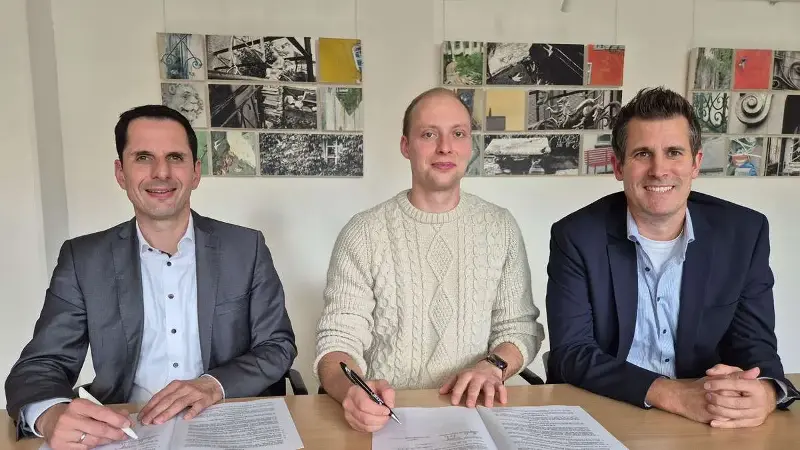 Bei der Vertragsunterzeichnung: Christian Pospischil, Tim Walbersdorf und Markus Hohmann (v.l.).