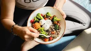6 everyday dietary habits that may affect women’s hormones, according to a dietitian