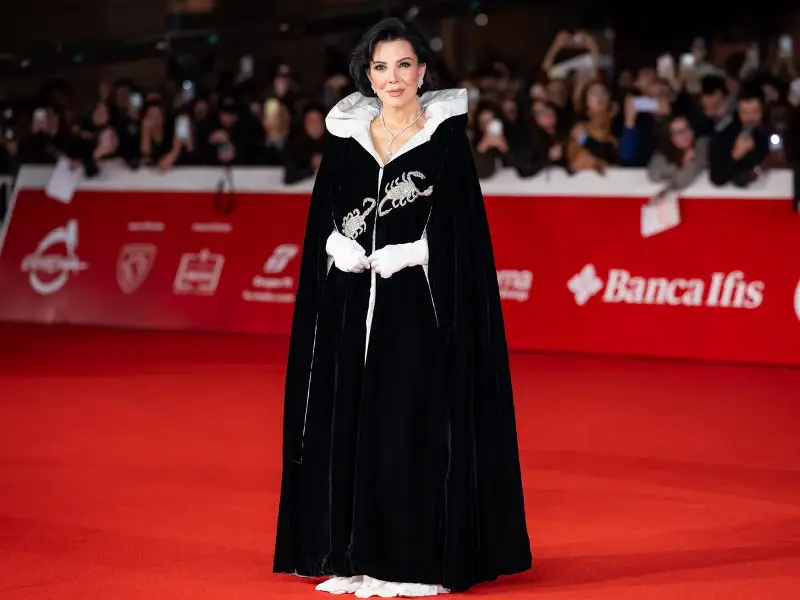 Kris Jenner begeistert in Skorpion-Cape von Elizabeth Taylor