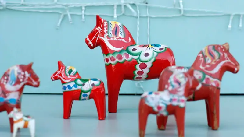 Red Dala horse figurines andChristmaslights